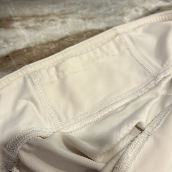 Women’s Large White Under Armour Shorty Shorts - Picture 4 of 5